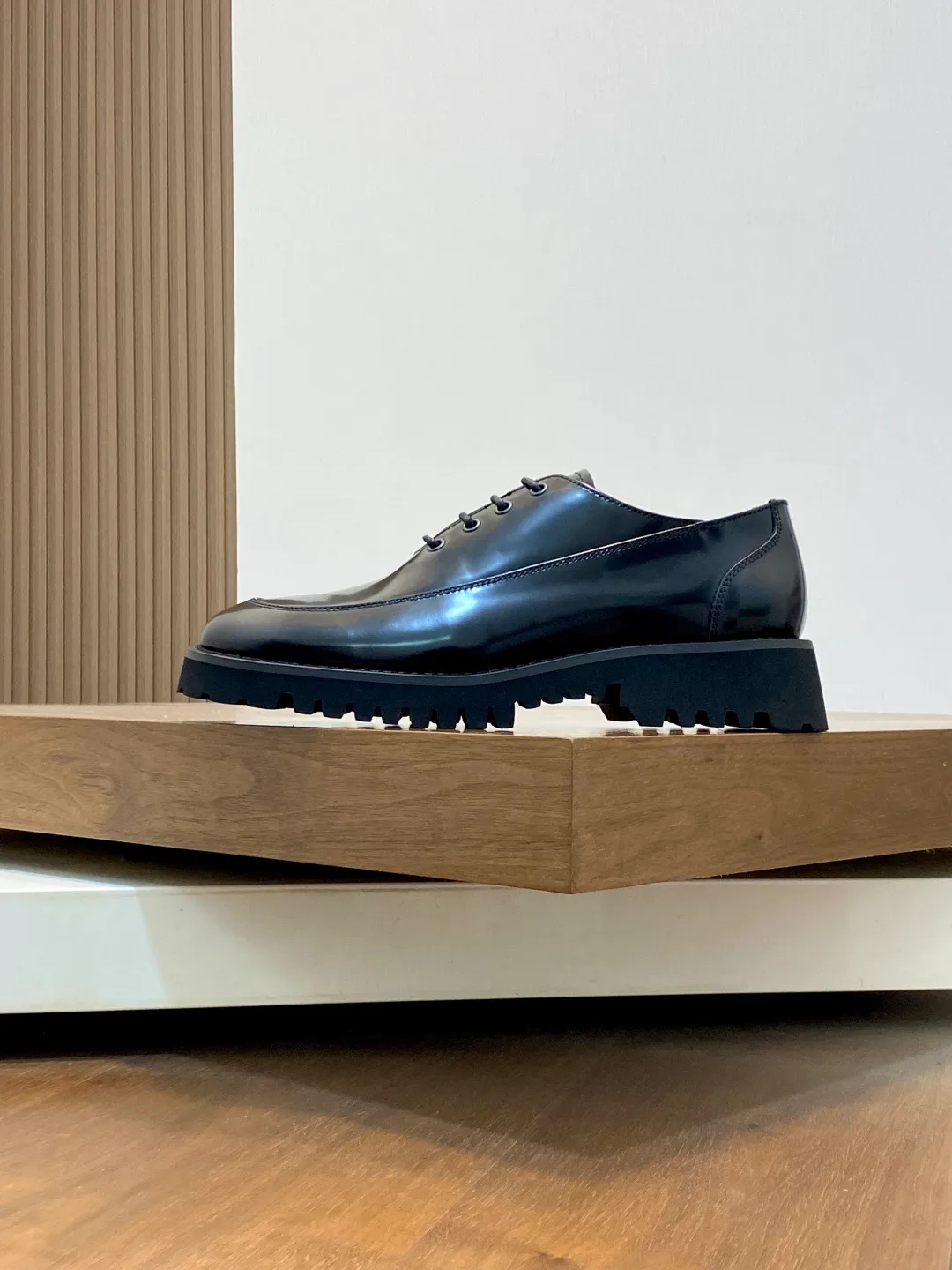 Men's shoes 💰740 VALENTINO Valentino's new men's fashionable casual leather shoes. These leather shoes are made of imported cowhide leather uppers, dyed calfskin lining and calfskin insoles. The upper foot is soft, comfortable and breathable. Comes with complete packaging in the original box! Visible details and quality. Size: 39-44 (customized at 38.45.46)